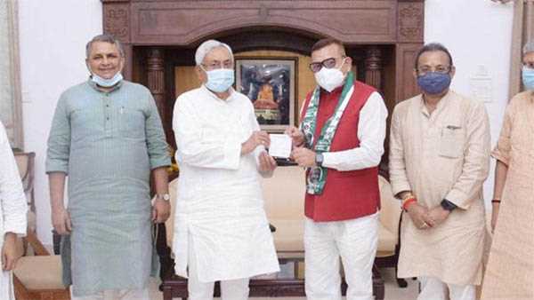 बिहार के पूर्व डीजीपी गुप्तेश्वर पांडेय जदयू में शामिल हुए